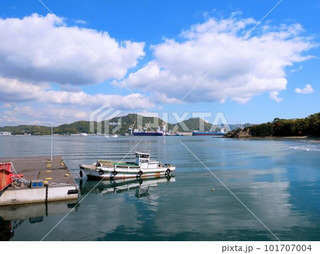 瀬戸内海の風景 百島福田港から見える福山の造船所(広島県尾道市) 瀬戸内海の風景 百島福田港から見える福山の造船所(広島県尾道市) 101707004