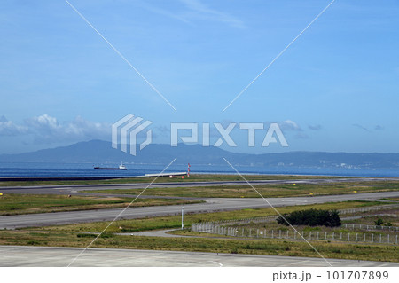 淡路島が見える神戸空港滑走路 101707899
