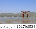 青く綺麗な海に浮かぶ厳島神社の鳥居 101708524