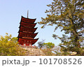 宮島の青空に映える五重塔 101708526