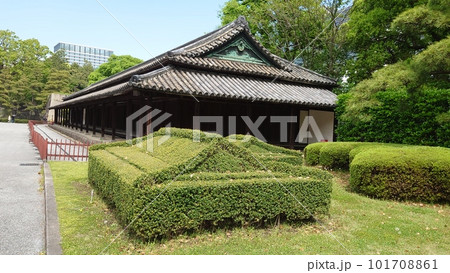 皇居東御苑にある百人番所＆そっくりな植木 101708861
