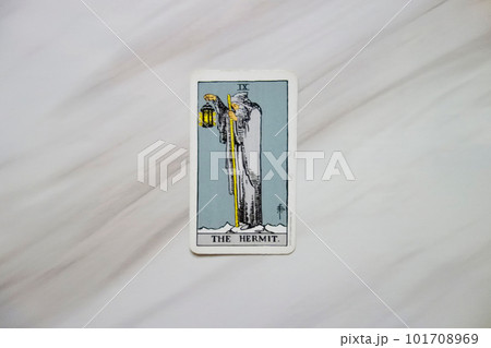 タロットカード 隠者 101708969