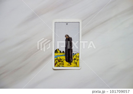 タロットカード　カップ5 101709057