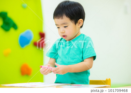 おもちゃで遊ぶ男の子 101709468