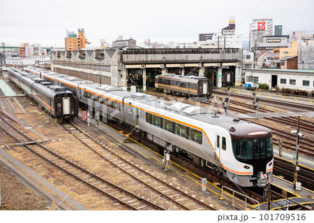 【名古屋車両区】運行を終え整備を行う特急ひだ 【名古屋車両区】運行を終え整備を行う特急ひだ 101709516