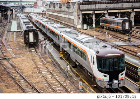 【名古屋車両区】運行を終え整備を行う特急ひだ 【名古屋車両区】運行を終え整備を行う特急ひだ 101709518