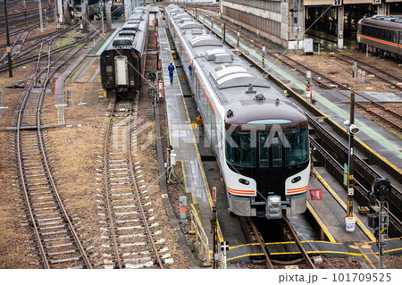 【名古屋車両区】運行を終え整備を行う特急ひだ 【名古屋車両区】運行を終え整備を行う特急ひだ 101709525
