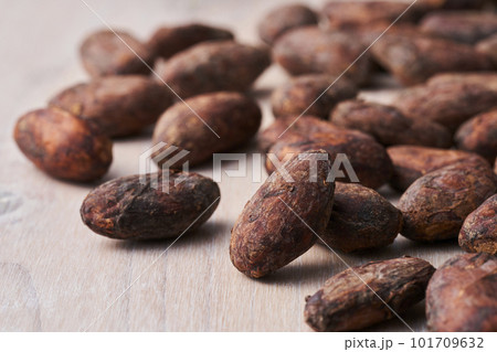 カカオビーンズ、白い木目の板 カカオビーンズ、白い木目の板 101709632
