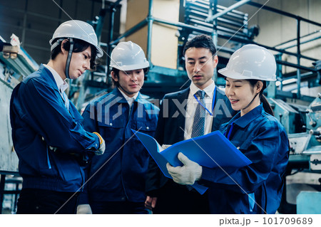 工場で資料を確認する労働者 101709689