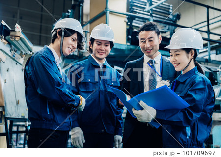 工場で資料を確認する労働者 101709697