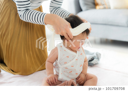 リビング 赤ちゃん 親子 リビング 赤ちゃん 親子 101709708