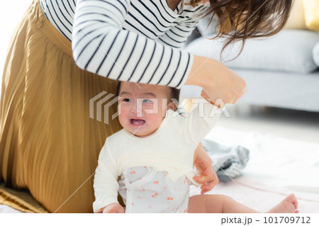 リビング 赤ちゃん 親子 リビング 赤ちゃん 親子 101709712