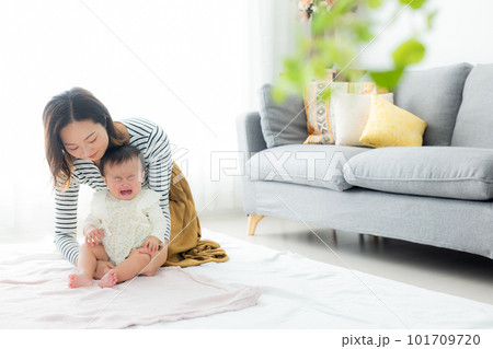 リビング　赤ちゃん　親子 　 101709720
