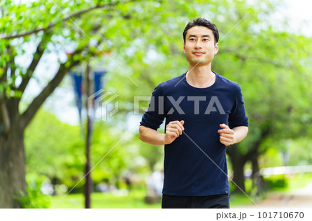 公園でジョギングする男性 公園でジョギングする男性 101710670