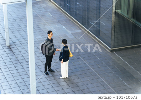 街で握手する男性と女性 101710673