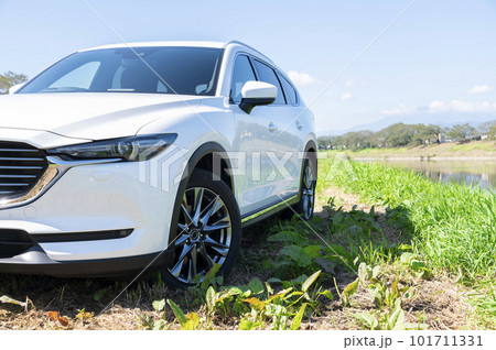 青空の河原と白いSUV車 101711331