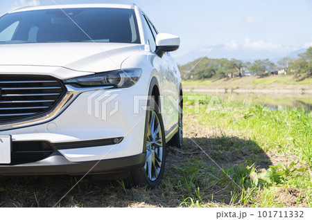 青空の河原と白いSUV車 101711332