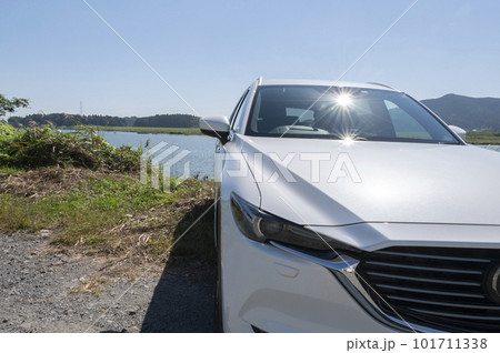 青空の河原と白いSUV車 101711338