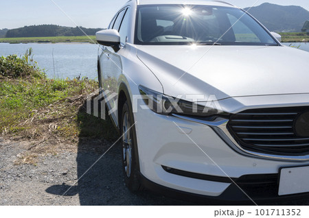 青空の河原と白いSUV車 青空の河原と白いSUV車 101711352