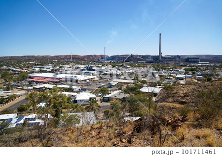 オーストラリアの内陸部にある世界有数の鉱業都市、マウント・アイザの風景 101711461