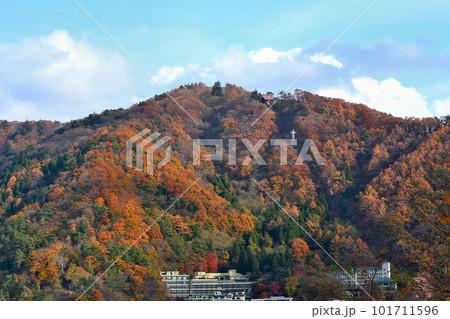 富士山・富士五湖・河口湖・大池公園から眺める、紅葉に美しく染まった天上山・山梨県富士河口湖町(2) 101711596