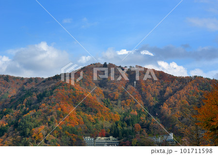 富士山・富士五湖・河口湖・大池公園から眺める、紅葉に美しく染まった天上山・山梨県富士河口湖町(4) 富士山・富士五湖・河口湖・大池公園から眺める、紅葉に美しく染まった天上山・山梨県富士河口湖町(4) 101711598