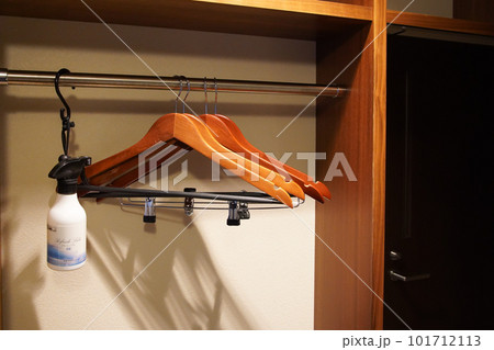 ホテルにチェックインして部屋に入った直後の使う前のハンガー 101712113