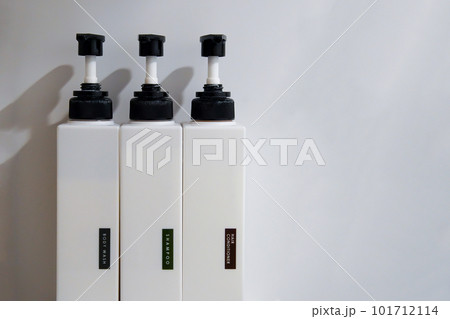 ホテルのバスルームに用意されたシャンプーとヘアコンディショナーとボディソープ 101712114