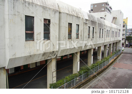 西九州新幹線が開業して閉鎖されたJR諫早駅前の旧バスターミナル 101712128