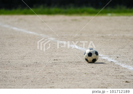 土のグランドに置かれた試合前のサッカーボール 101712189