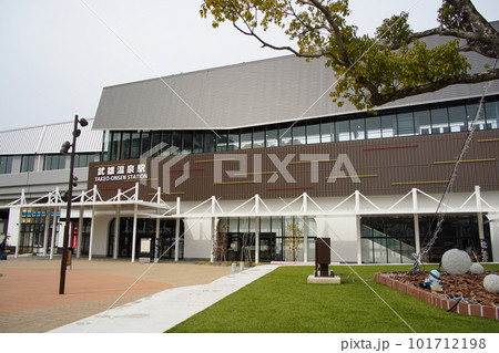 西九州新幹線が開業して新しくなった武雄温泉駅 西九州新幹線が開業して新しくなった武雄温泉駅 101712198