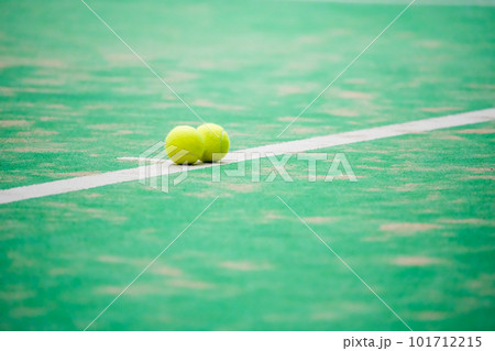 テニスのコートに準備されたテニスボール 101712215