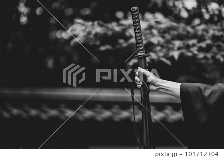 日本刀を構える人物 101712304
