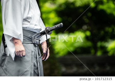 日本刀を構える人物 日本刀を構える人物 101712315