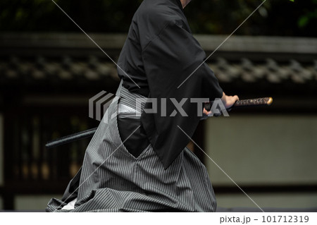 日本刀を構える人物 日本刀を構える人物 101712319