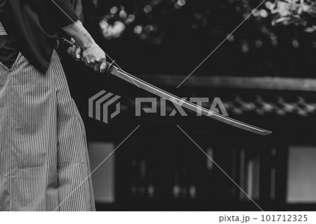 日本刀を構える人物 101712325