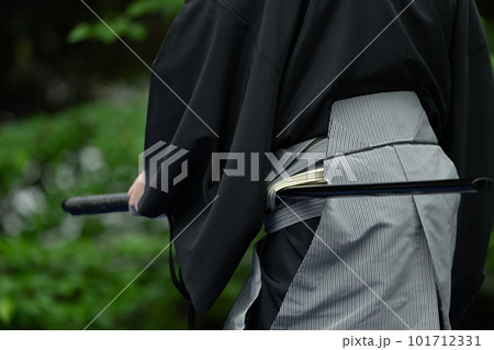 日本刀を構える人物 101712331