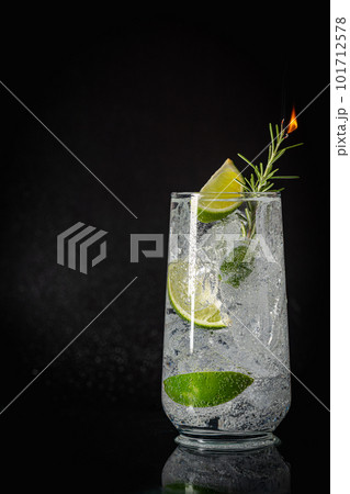 Mineral water with lime Mineral water with lime 101712578