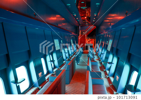 海上も海中の眺めも同時に楽しめる宮古島のベイクルーズ船の船底展望室 海上も海中の眺めも同時に楽しめる宮古島のベイクルーズ船の船底展望室 101713091