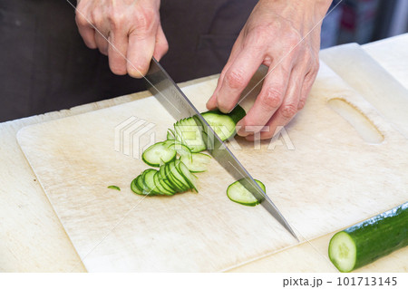 きゅうりを切る女性の手元 101713145