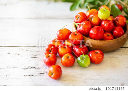 新鮮なアセロラ 101713165