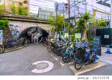 日本の東京都市景観 渋谷駅前。宮下公園の駐輪場などを望む 101713576