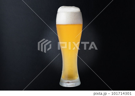 グラスに注がれた生ビール 101714301