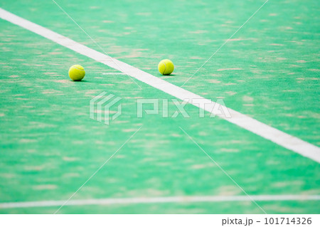 テニスの試合中にコートの端に転がったテニスボール テニスの試合中にコートの端に転がったテニスボール 101714326