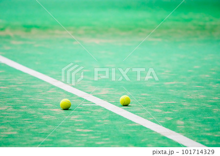 テニスの試合中にコートの端に転がったテニスボール 101714329