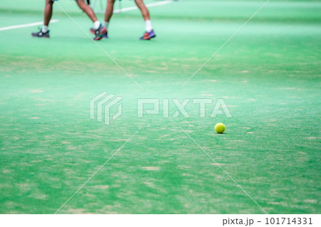 テニスの試合中にコートの端に転がったテニスボール 101714331