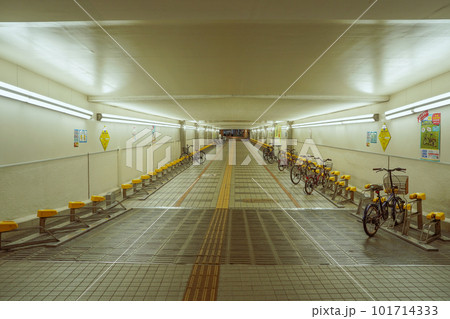 早朝の誰もいないJR小倉駅の地下道 早朝の誰もいないJR小倉駅の地下道 101714333