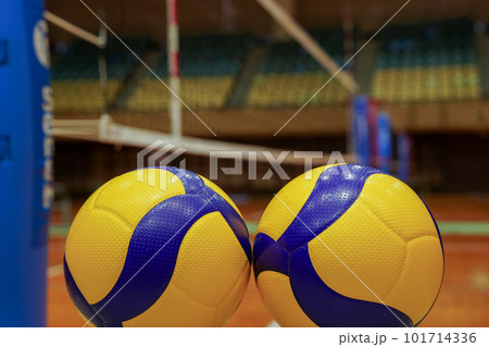 バレーボールの試合前に準備された試合球 101714336
