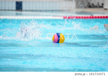 水球の試合開始直後のプールのコート中央に浮かべられたセンターボールを取りに行く選手 水球の試合開始直後のプールのコート中央に浮かべられたセンターボールを取りに行く選手 101714371