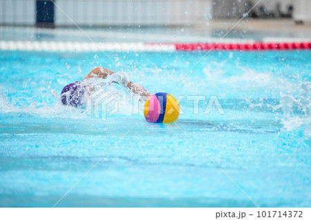水球の試合開始直後のプールのコート中央に浮かべられたセンターボールを取りに行く選手 101714372